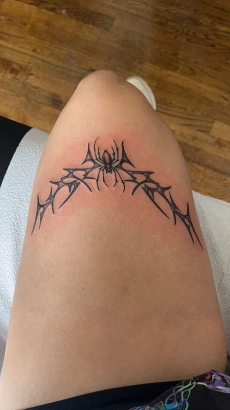 Cybersigil Spider Tattoo, Spider Tattoo For Women Thigh, Stomach Tattoos Spider, Spider Y2k Tattoo, Emo Thigh Tattoo, Thigh Tattoos Y2k, Knee Spider Tattoo, Inner Thighs Tattoo, Thigh Tattoo Cybersigilism