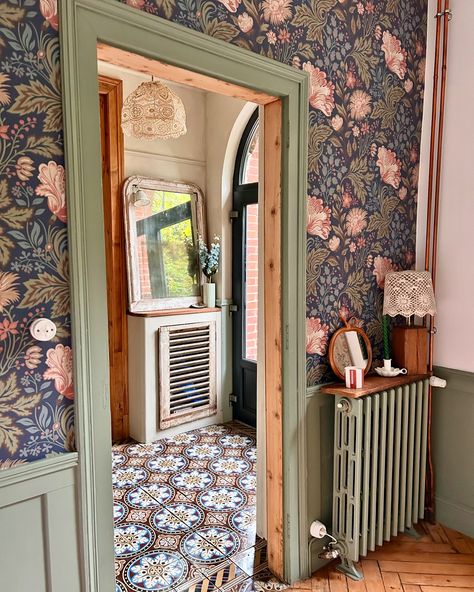 Papier peint Ava de Sandberg entrée carreaux de ciment d'époque radiateur en fonte peint farrow and ball, style anglais et authentique  #englishdecor #carreauxdeciment #wallpaper Cosy Cottage, Sandberg Wallpaper, Style Cottage, Toy Rooms, Cement Tile, 2 Photos, William Morris, Cottage Style, Old House