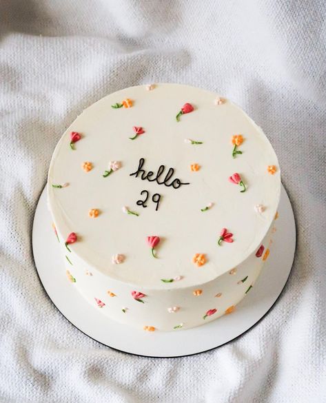 Minimal Floral Cake, Minimal Birthday Cake, 29th Birthday Cakes, 26 Birthday Cake, Simple Birthday Cake Designs, Floral Birthday Cake, Pastry Chocolate, Small Birthday Cakes, Birthday Cake Decorating Ideas