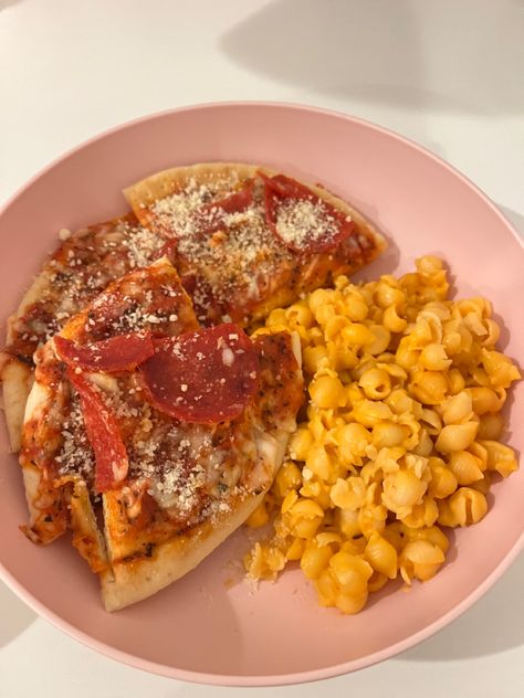 lean cuisine pepperoni pizza (390 cal; 21g of protein), and banza mac and cheese (290 calories; 18g of protein) Banza Mac And Cheese, Lean Cuisine Recipes, Preppy Food, Lean Cuisine, Book Vibes, Feel Good Food, Food Babe, Food Inspo, I Want To Eat