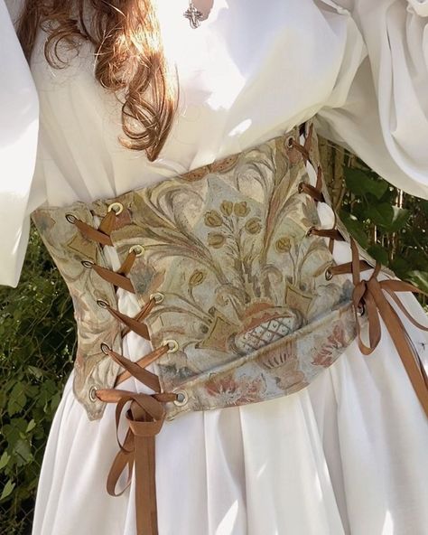 Underbust Corset Pattern, Ren Faire Outfits, Under Bust Corset, Corset Styles, Fair Outfits, Corset Outfit, Corset Fashion, Floral Corset, Vintage Corset