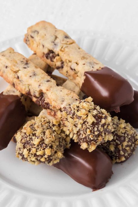 Chocolate chip and walnut Stick cookies dipped in chocolate and decorated with more walnuts. They are a fun take on a classic cookie! Piped Cookies Ideas, Chocolate Dipped Chocolate Chip Cookies, Cookies Presentation Ideas, New Cookies Ideas, Kiffles Cookies, Parisian Cookies, Cookie Sticks Decorated, Dipped Wafer Cookies, Cookie Sticks Recipe