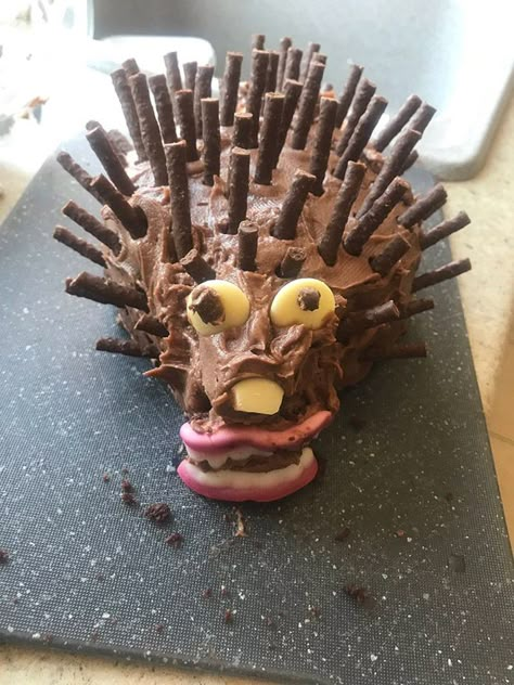 Hilariously Terrible Hedgehog Cake Fails Porcupine Cake, Scary Cake, Goofy Cake, Bad Cakes, Baking Fails, Scary Cakes, Japanese Knotweed, Cooking Fails, Ugly Cakes