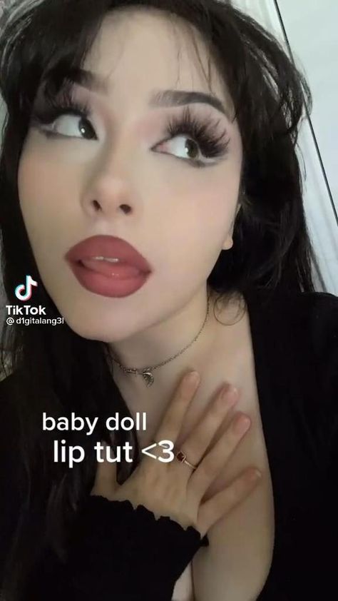 Bratz Grunge Aesthetic, How To Do Lips Without Lip Liner, Eye Corner Eyeshadow, Lip Combos Grunge, Cute Womens Hairstyles, Babydoll Lips Makeup, Cute Lip Makeup Looks, Soft Lips Makeup, Pretty Lip Makeup