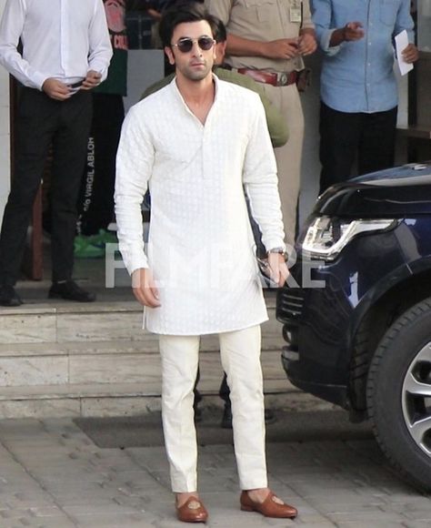 White Kurta Men, India Fashion Men, Short Kurta For Men, Mens Clothing Trends, Man Dress Design, Mens Traditional Wear, Indian Wedding Clothes For Men, Wedding Kurta For Men, Men Fashion Photoshoot