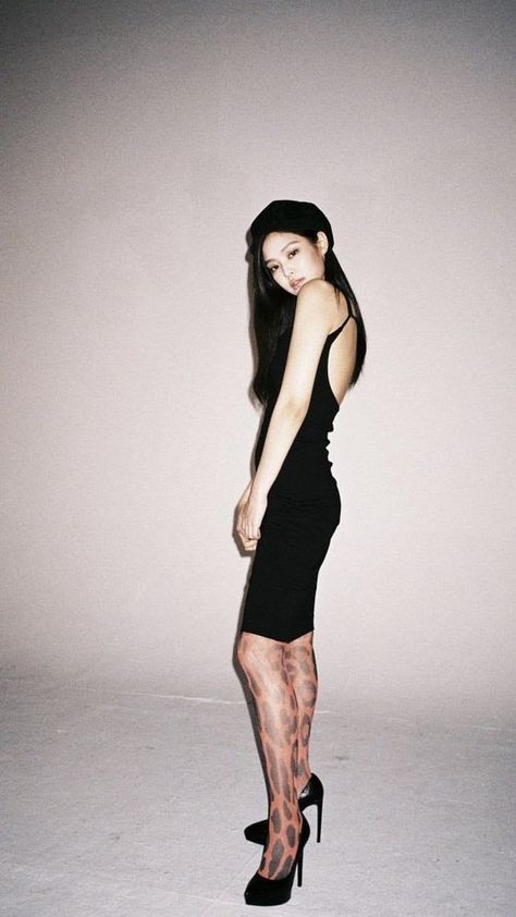 10+ Times BLACKPINK's Jennie Came For Our Souls In The Sexiest Stockings Ever - Koreaboo High Class Fashion, Jennie Kim Blackpink, Jairzinho, Blackpink Photos, Blackpink Fashion, Lalisa Manoban, Photo Instagram, Blackpink Jennie, Korean Singer