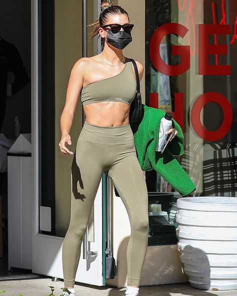 Celebrity Gym Outfit, Hailey Baldwin Street Style, Exercise Outfits, Workout Sets For Women, Hot Pilates, Sports Bra Outfit, Hailey Rhode, Pilates Outfit, Models Style