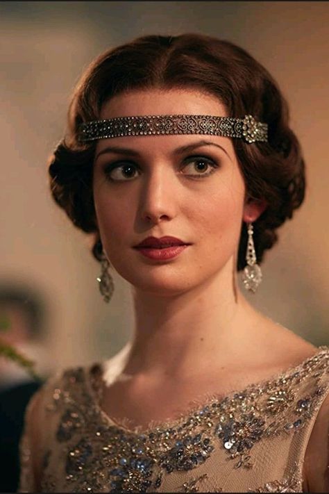 20s Fashion Gatsby, Gaite Jansen, Roaring 20s Hairstyles, 1920 Hairstyles, Peaky Blinders Costume, 20’s Fashion, 20s Hair, Flapper Hair, 1920s Fashion Women