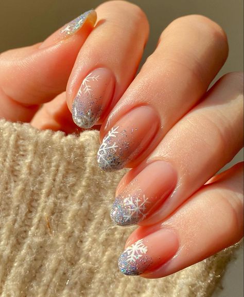 Xmas Nails Silver, Nail Inspo Xmas, Delicate Christmas Nails, Almond Gel Nails Winter, Nails Acrylic Winter Classy, Christmas Minimalist Nails, Minimalist Winter Nails, Red Holiday Nail Designs, Winter Formal Nails