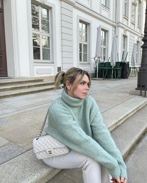 Spring look in mint green and a classic flap chanel bag. Mint Green Sweater Outfit, Mint Sweater Outfit, Classic Flap Chanel, Sweater Outfit Winter, Green Sweater Outfit, Forever 21 Outfits, Mint Sweater, Mint Green Sweater, Winter Sweater Outfits