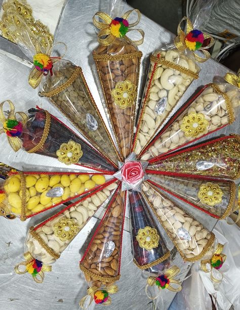 Bari Decoration Idea Wedding, Diy Dry Fruits Packing Ideas Gift, Dryfruits Packing Ideas For Engagement, How To Pack Dry Fruits For Gift, Munj Rukhwat Ideas, Rukhawat Ideas, Dryfruits Packing Ideas For Wedding, Dryfruits Packing Ideas, Dry Fruits Packing