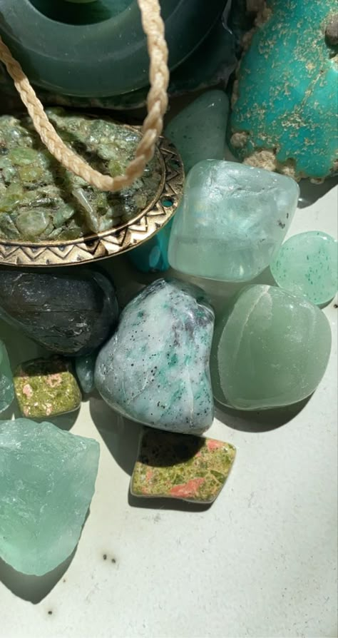 Jade Aesthetic Crystal, Emerald Crystal Aesthetic, Jade Crystal Aesthetic, Jade Gemstone Aesthetic, Malachite Aesthetic, Gemstones Aesthetic, Jade Aesthetic, Crystal Vibes, Crystal Aesthetic