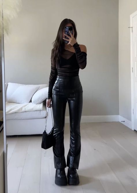 Hot Edgy Outfits, How To Style Leather Pants, Party Kleidung, Cooler Look, Looks Street Style, Looks Black, All Black Outfit, Looks Style, Mode Inspiration