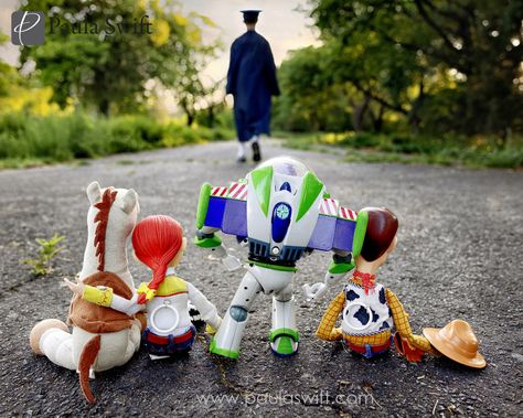 Toy Story Graduate Toy Story Back To School Photo, Toy Story Senior Pictures, Toy Story First Day Of School Photo, Toy Story Graduation Pictures, Toy Story Graduation Party, Toy Story Picture Ideas, Toy Story Graduation, Toy Story Graduation Theme, Toy Story Photoshoot