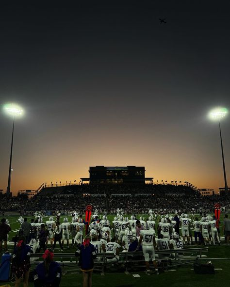 Friday night lights; Texas High School Football; #fnl #football #highschool #fridaynightlights #westtexas Football Photographer Aesthetic, Highschool Football Aesthetic, Friday Night Lights Aesthetic, Football Friday Night, Saturday Night Lights, Highschool Life, Field Party, Highschool Football, Friday Football