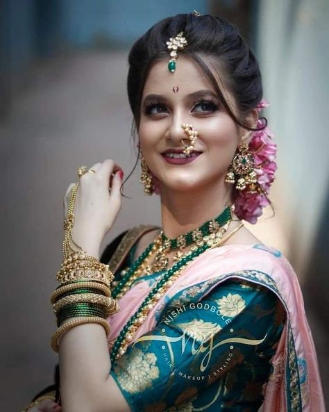 Navvari Sadi, Marathi Look Photoshoot, Marathi Nath, Marathi Saree, Bridal Pose, Bridal Hairstyle Indian Wedding, Indian Bride Poses, Hair Style On Saree, Marathi Bride