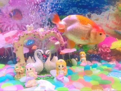 Kawaii Fish Tank, Pink Fish Tank, Kawaii Fish, Goldfish Aquarium, 2000s Toys, Fish Tank Themes, Bug Juice, Coconut Dream, Hello Kitty Rooms