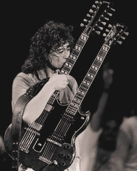 Jimmy Page Wallpaper, Jimmy Page 70s, 70s Rock Aesthetic, Guitar Smash, Led Zeppelin Guitarist, Page Wallpaper, Patrick Page, Guitar Man, Joe Perry