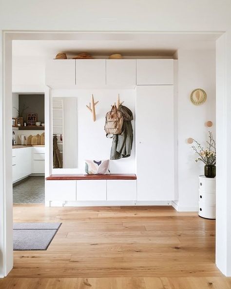 IKEA-Hack: Stauraumlösungen wie vom Schreiner für den Flur & Co. | SoLebIch.de Vstupná Hala, Ikea Inspiration, Ikea Hallway, House Interior Decor Ideas, Mudroom Design, House Interior Design, Home Entrance Decor, House Interior Decor, House Entrance