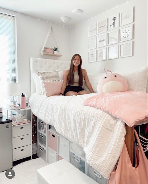 Preppy Bedroom Decor, Dorm Room Styles, Pink Dorm, Preppy Bedroom, College Dorms, Pinterest Contest, College Dorm Room Decor, Dorm Inspo, Room Styles