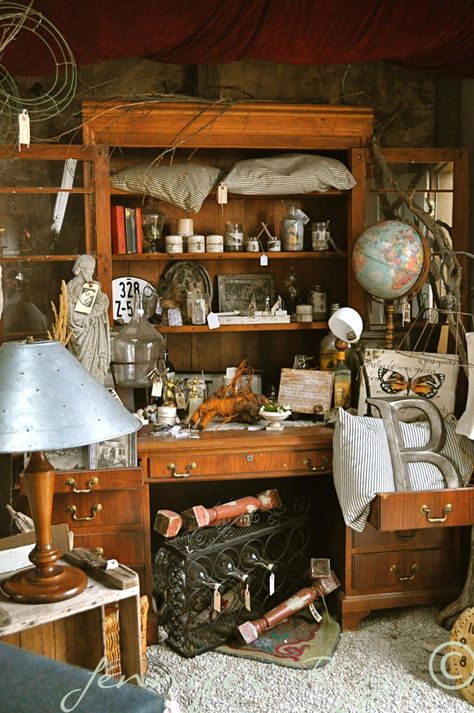 Store Setup Display Ideas, Small Space Display Ideas, Lamp Store Display, Antique Store Display Ideas, Antique Shop Display Ideas, Flea Market Displays, Antique Store Displays, Vintage Booth Display, Flea Market Booth