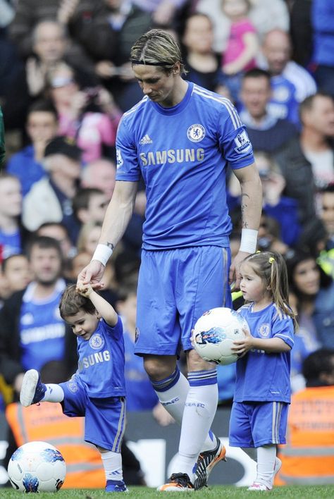 Ballers and Soccers ;) — Torres and his infants .awww Chelsea Baby, Donald Sutherland, Personalized Jersey, Soccer Motivation, Chelsea Football Club, Soccer Stars, Chelsea Football, Football Kids, Future Family