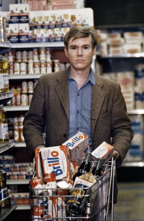 A young Andy Warhol shopping for Campbells soup - 1965 Jm Basquiat, Warhol Factory, Warhol Pop Art, Andy Warhol Pop Art, Warhol Art, Grocery Cart, Robert Rauschenberg, Jasper Johns, Josef Albers