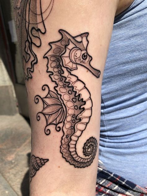 Large Filler Tattoo, Cool Shaded Tattoos, Cute Sea Life Tattoos, Cute Ocean Themed Tattoos, Tattoo Ideas Sea Life, Sea Animals Tattoo Ideas, Cool Sea Creature Tattoos, Ocean Animal Tattoos Sea Creatures, Ocean Leg Tattoo