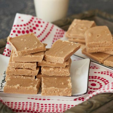 Traditional condensed milk fudge recipe made vegan! This vegan fudge is the ultimate in sweet, velvety melt-in-the-mouth deliciousness. #vegan #veganfudge #vegandessert #glutenfree #dairyfree | lovingitvegan.com Fudge Recipe Condensed Milk, Coconut Fudge Recipe, Fudge With Condensed Milk, Vegan Condensed Milk, Eggnog Fudge, Easy Eggnog, Vegan Fudge, Dessert Vegan, Caramel Fudge