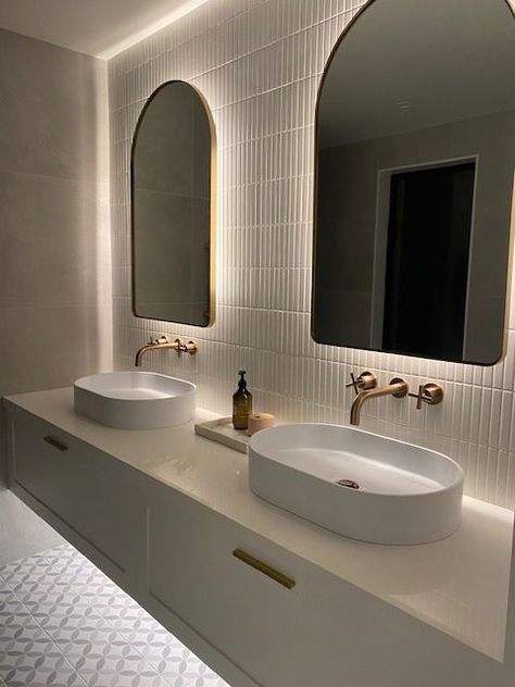 Modern Ensuite Bathroom Ideas, Large Tile Bathroom, Modern Ensuite, Ensuite Vanity, Fully Tiled Bathroom, Decorative Bathroom Mirrors, Plain Tiles, Main Bathroom Ideas, Large Bathroom Mirrors