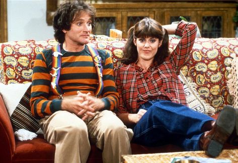 'Mork & Mindy' Co-Star Claims Robin Williams Groped and Flashed Her On Set Mork And Mindy, 70s Tv, Mork & Mindy, 70s Tv Shows, Robin Williams, The 60s, Classic Tv, Two People, Costume Halloween