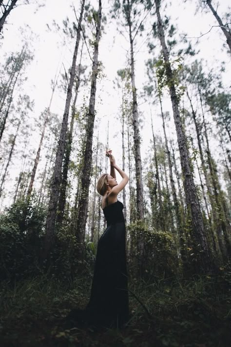 Creepy Woods Photoshoot, Forest Spirit Photoshoot, Model In Forest Photoshoot, Witch In The Woods Photography, Moody Portraits Women Outdoor, Forest Preserve Photoshoot, Woods Editorial Photoshoot, Photography In The Forest, Fairy Woods Photoshoot