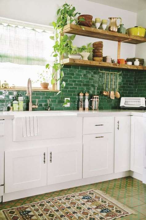 5 Steps That Will Turn Your Home Into A Gorgeous Jungle - BUST The Jungalow, Green Tiles, Kitchen Rustic, Rustic Modern Kitchen, Rustic Kitchen Design, Casa Vintage, Belek, Kitchen Room Design, Green Tile