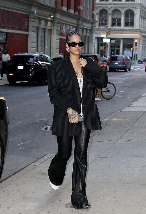 Rihanna Outfits Iconic, Celeb Streetwear, Rihanna Paparazzi, Patent Boots Outfit, Boots Outfit Street Style, Rihanna Street Style, Celebrity Paparazzi, Miami Fashion Week, Rihanna Outfits