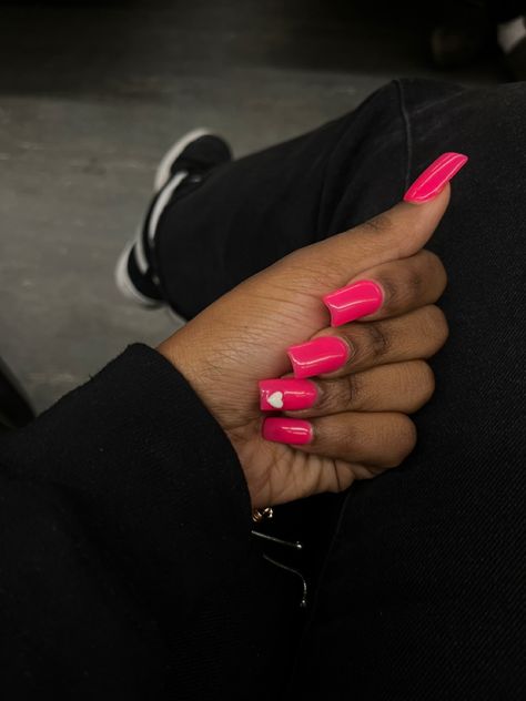 Pink naiks with white heart Hot Pink And White Nails, Dark Pink Nails, Bright Pink Nails, Classy Acrylic, Hot Pink Nails, Dip Nails, Nails Colors, Classy Acrylic Nails, Colorful Nail Designs