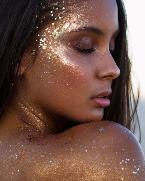 Glitter No Rosto, Glitter Photo Shoots, Pinterest Pretty, Glitter Photography, Body Art Photography, Shotting Photo, Creative Photoshoot Ideas, Photographie Portrait Inspiration, Glitter Photo