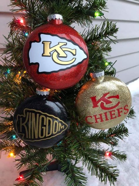 Football Team Ornaments Diy, Nfl Christmas Ornaments Diy, Diy Football Ornaments, Sports Ornaments Diy, Chiefs Decor, Seashell Windchime, Chiefs Crafts, Chiefs Christmas, Kc Cheifs