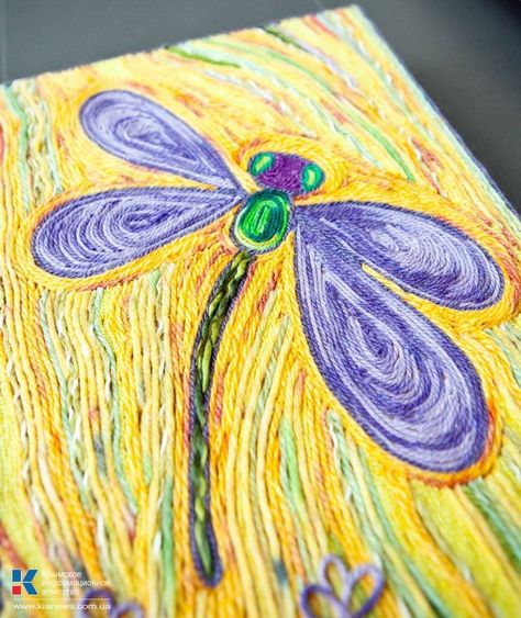 Yarn Pictures Art, Yarn Canvas Art Ideas, Yarn Painting Art Ideas, Thread Painting On Paper, Yarn Art On Canvas, Art Club Ideas, Painting With Yarn, Mexican Yarn Art, Yarn Art Diy