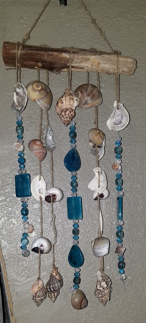 Wooden Wind Chimes, Seashell Wind Chimes, Wind Chimes Homemade, Suncatcher Diy, Shell Wind Chimes, Diy Suncatchers, Wind Chimes Craft, Art Coquillage, Driftwood Art Diy