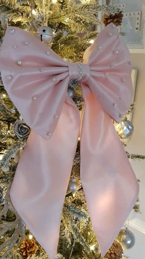 Lila Party, Pearl Ribbon, Girly Christmas, A Pink Christmas, Christmas Dreaming, Pink Xmas, Mums Homecoming, Pink Christmas Decorations, Front Porch Christmas Decor Ideas