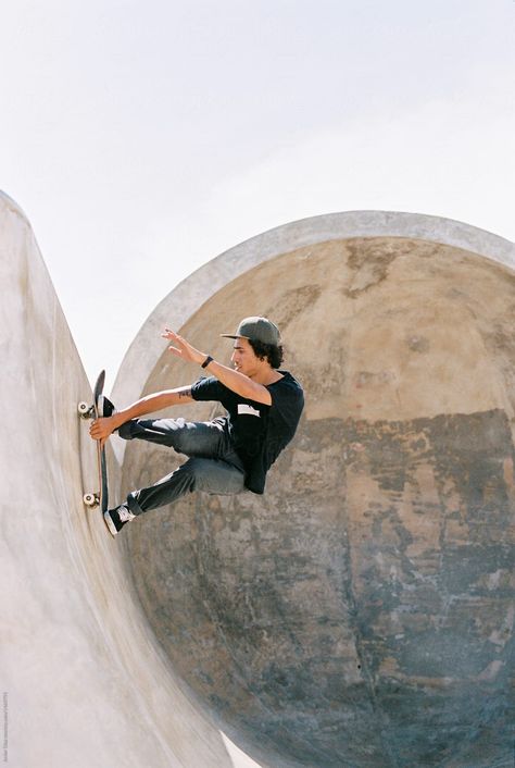 Side view of young skateboarder riding skate on sheer wall in skate park. Skateboard On Wall, Skate Boarder, Riding Skateboard, Skate Street, Skateboarder, Skate Park, Man Photo, Side View, Skateboarding