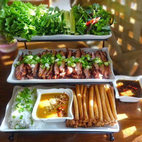 Asian Party Food Ideas, Asian Food Bar Ideas, Vietnamese Dinner Party, Thai Party Food, Asian Charcuterie Board Ideas, Vietnamese Buffet Party, Pho Party, Vietnamese Party Food, Vietnamese Charcuterie Board