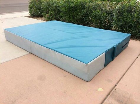 Crash pad Diy Gymnastics Equipment, Crash Mat, Gymnastics Beam, Gymnastics Room, Gymnastics Equipment, Diy Gym, Rock Climbing Gear, Rock Climbing Wall, Crash Pad