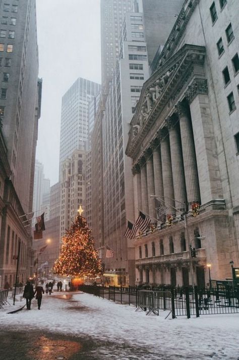 Christmas in NYC New York Wallpaper Christmas, New York City Christmas Wallpaper, Christmas Wallpaper City, Christmas City Aesthetic, Christmas New York Wallpaper, New York Christmas Wallpaper, Christmas Tree In New York, New York Christmas Time, New York Christmas Outfits