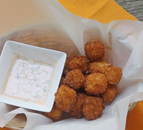 Pepper Jack Bites with Sirracha Ranch Sriracha Ranch, Crunchy Snacks, Ranch Sauce, Spicy Cheese, Ranch Recipe, Cheese Stuffed Peppers, For Keeps, Deep Fry, Cheese Ball Recipes