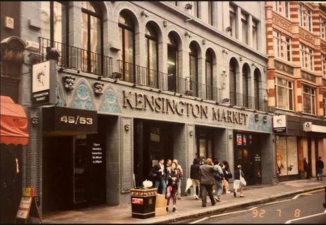 Visited on June 17, 1993 (the photo is from July 1992). 49/53 Kensington High Street, in the Kensington area of London, England. 3 story market that was demolished in 2001. 1960s London, Kensington Market, London Streets, England Aesthetic, Kensington And Chelsea, King's College, London History, Hogwarts Aesthetic, London Pictures