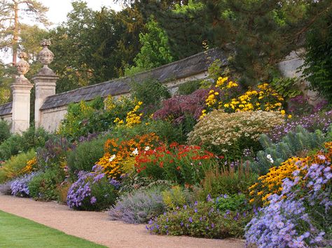 rock gardens with perrenials | of the Garden, this border relies entirely on herbaceous perennials ... Small Yard Flower Garden Ideas, Perennial Garden Design, Perennial Garden Plans, Shade Garden Design, Hillside Garden, Garden Flower Beds, Vegetable Garden Planning, Hillside Landscaping, Sloped Garden