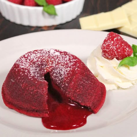 Red Velvet Lava Cake Recipe, Red Velvet Lava Cake, Molten Lava Cakes Recipe, Perfect Christmas Dessert, Molten Lava Cake, Lava Cake Recipe, Molten Cake, Bolo Red Velvet, Lava Cake Recipes