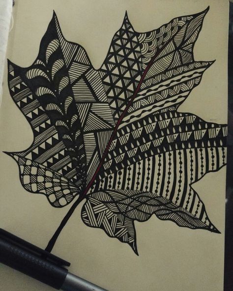 Mandala Art On Leaf, Maple Leaf Mandala Art, Leaf Mandala Drawing, Mandala Leaf Design, Easy Creative Drawing Ideas, Mandala Art Leaf, Maple Leaf Doodle, Leaf Doodle Art, Leaves Zentangle