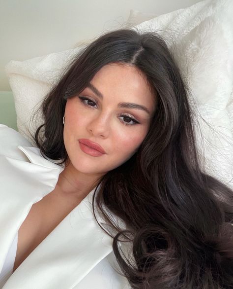 Selena Gomez Makeup, Selena Gomez Hair, Selena Gomez Photoshoot, Selena Gomez Outfits, Selena Gomez Cute, Celebrity Makeup Looks, Selena Gomez Photos, Nose Contouring, Selena Gomez Style